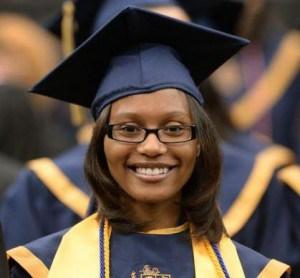 Chelesa feliz en día de su graduación.