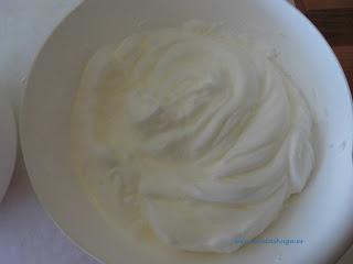 claras montadas a punto de nieve