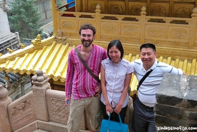 Mat atendiendo a su publico