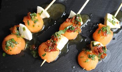 Brochetas de cantaloupe y mozarella con vinagreta de albahaca y tomates secos
