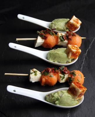 Brochetas de cantaloupe y mozarella con vinagreta de albahaca y tomates secos