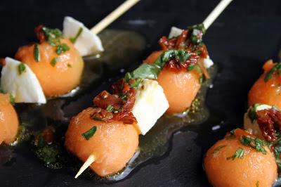 Brochetas de cantaloupe y mozarella con vinagreta de albahaca y tomates secos
