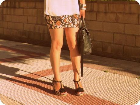 Look con falda tribal y cuñas negras