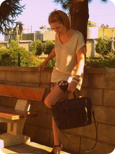 Look con falda tribal y cuñas negras (5)