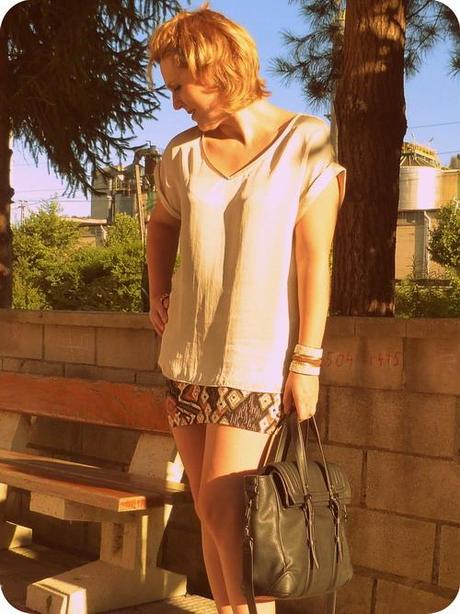 Look con falda tribal y cuñas negras (4)