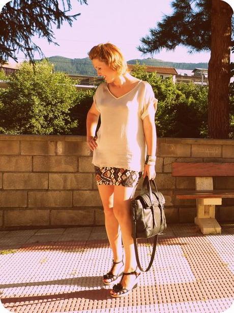 Look con falda tribal y cuñas negras