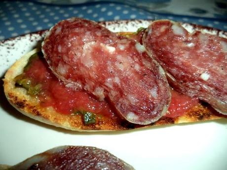 Montadito de Salchichón y Albahaca