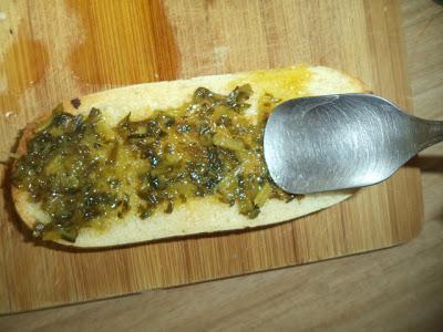 Montadito de Salchichón y Albahaca