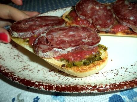 Montadito de Salchichón y Albahaca