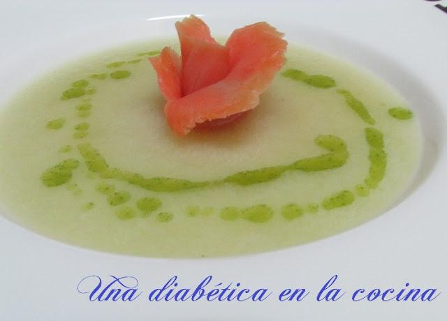 Sopa fría de melón con salmón ahumado y aceite de hierbabuena apta para diabéticos