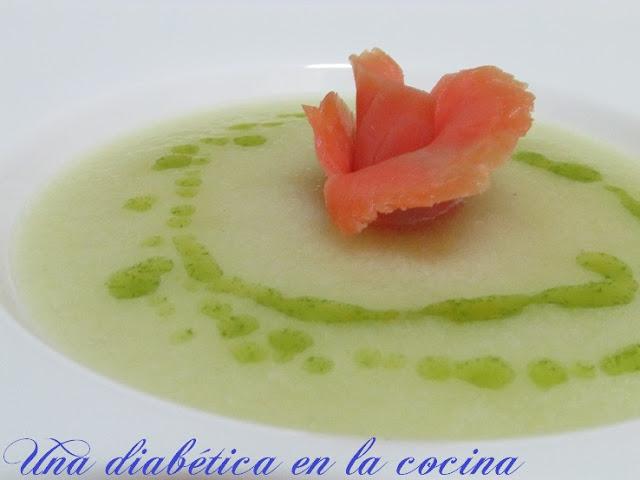 Sopa fría de melón con salmón ahumado y aceite de hierbabuena apta para diabéticos