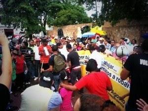 Cientos toman parque en demanda cancelación funcionarios.