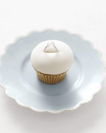 Cupcake boda blanco con anillo Anillo incrustado