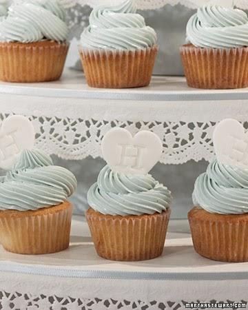 Cupcake boda con iniciales de los novios En tonos celeste y blanco