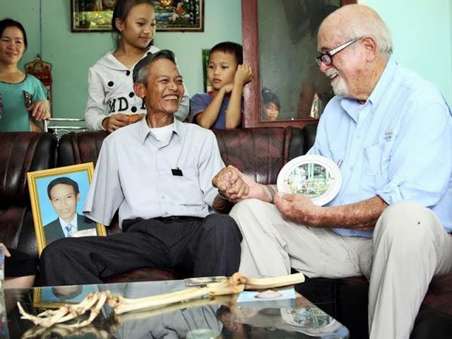 Médico estadounidense le devuelve el brazo amputado a un vietnamita 50 años después.