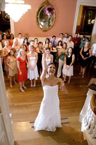 novia lanzando el ramo