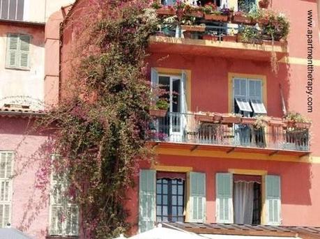 Sector de una fachada de edificio residencial en la Riviera, Francia