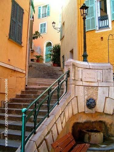 Escalinata entre casas de la Riviera francesa