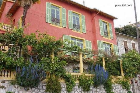 Fachada de una villa en La Riviera de Francia