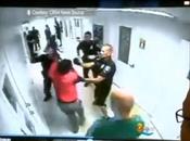 Niña años, trastorno mental, atacada puñetazos policía