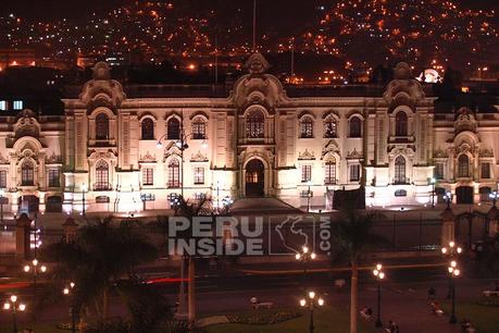 frontis-palacio-noche