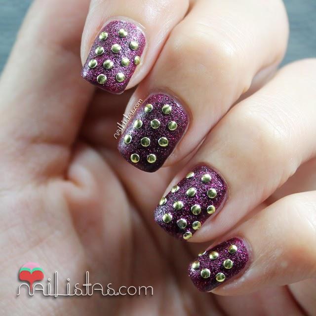 Uñas decoradas con tachuelas redondas | Good Girl Gone Bad
