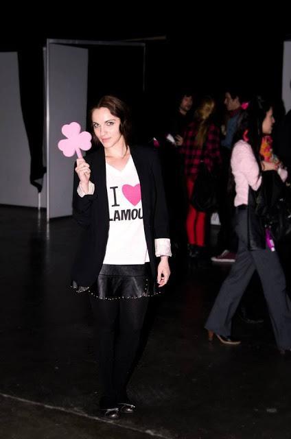 Look : Falda de cuero + Camisa Glamour !!