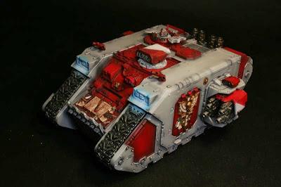 Vista derecha del Land Raider Prometheus