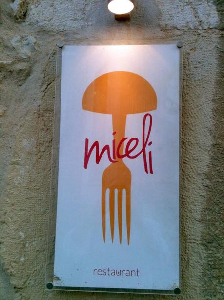 Logo de Miceli a la entrada del restaurante en Selva