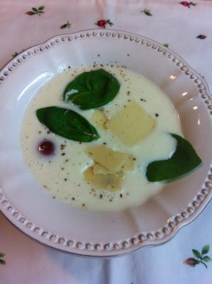 Sopa De Mozarella Con Tomatitos Y Albahaca