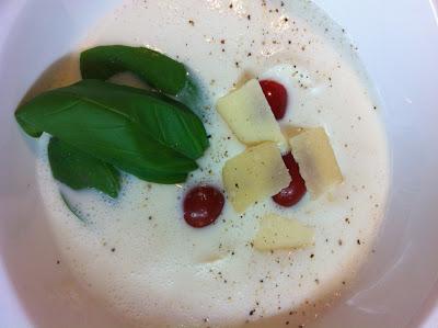 Sopa De Mozarella Con Tomatitos Y Albahaca