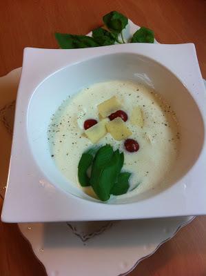 Sopa De Mozarella Con Tomatitos Y Albahaca