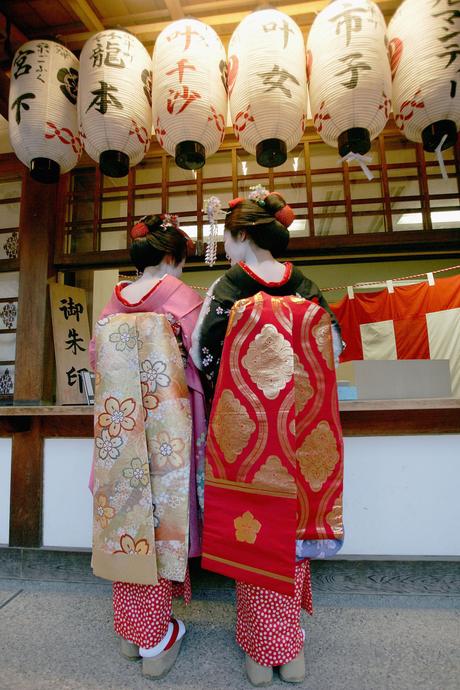 Geishas and kimonos... Geishas and kimonos...