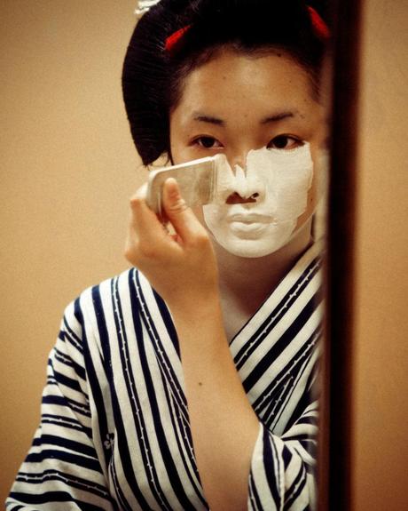 Geishas and kimonos... Geishas and kimonos...