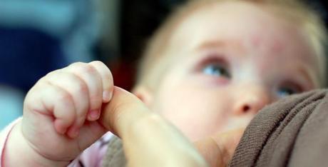 El amamantamiento promueve un mejor desarrollo cerebral de los bebés