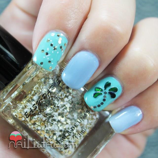 Nail art de verano con uñas decoradas con palmeras y glequins