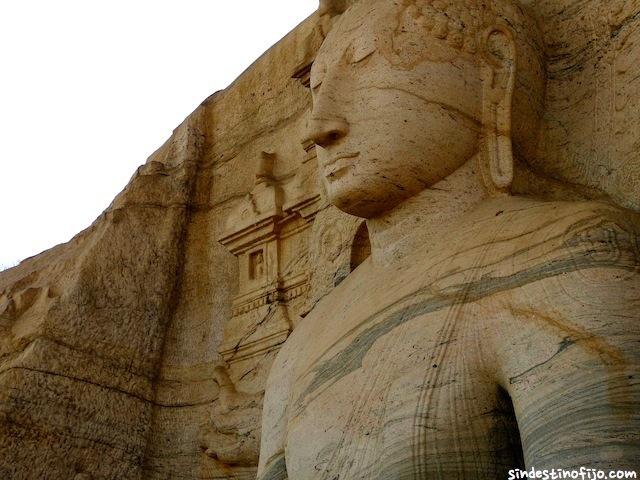 Polonnaruwa, entre grandes Budas