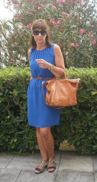 MIS LOOKS  - VESTIDA DE AZUL