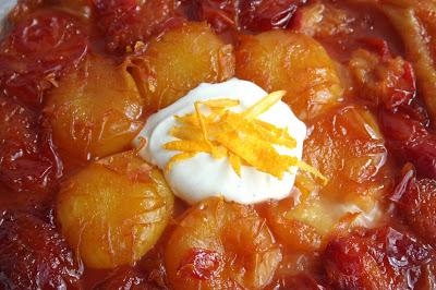 Tarta tatín de ciruelas rojas y amarillas