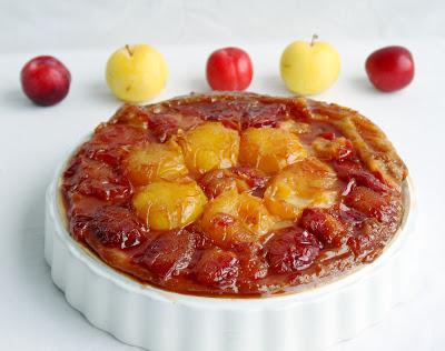 Tarta tatín de ciruelas rojas y amarillas