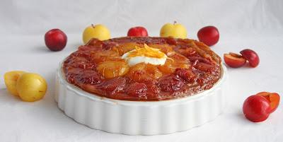 Tarta tatín de ciruelas rojas y amarillas
