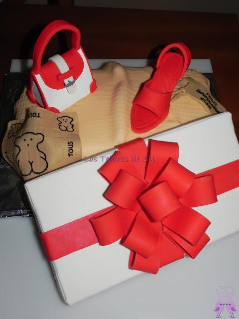 TARTA FONDANT CAJA REGALO: ZAPATO-PAÑUELO Y BOLSO