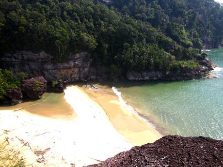 10 lugares de Asia que visitaría una y mil veces más Playa Pandan Kecil, que sí es accesible a pie tras una ruta que dura una media hora desde la sede del Parque Natural. Aquí me pasé un buen rato yo sola hasta que llegaron mis amigos. Fue una experiencia bonita.