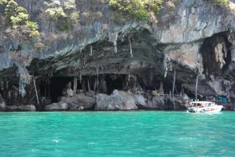 10 lugares de Asia que visitaría una y mil veces más Koh Phi Phi. Os digo que el agua en Tailandia es una pasada. Koh Phi Phi debió de ser precioso, pero el turismo, le quita muchísimo encanto.