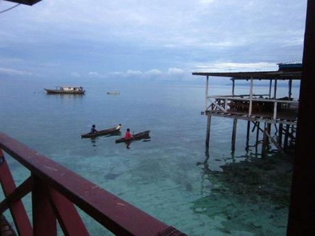 10 lugares de Asia que visitaría una y mil veces más La zona de las hostales locales, junto a la gente local. Non son lujosos, como los demás alojamientos, pero son muy auténticos y también ofrecen servicios de buceo y snorkel.