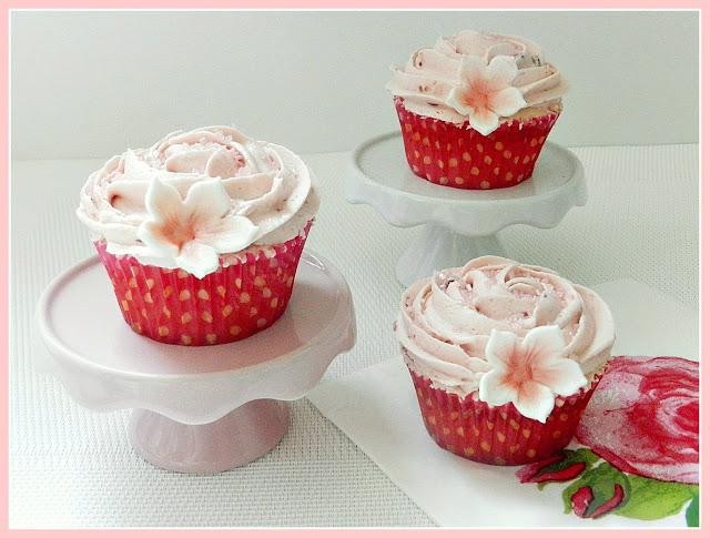 Cupcakes de chocolate blanco y cereza