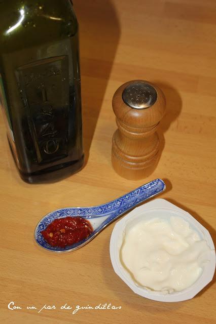 Hamburguesas turcas con salsa de yogur picante