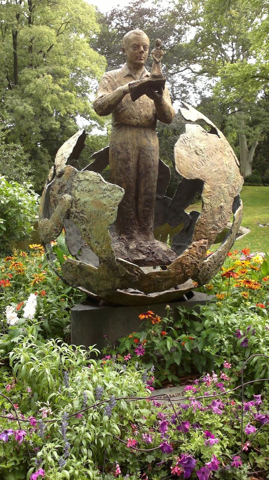 ANTOINE DE SAINT-EXUPÉRY,AVIADOR Y LITERATO FRANCÉS Y AUTOR DE ...EL PRINCIPITO...MONUMENTO EN EL JARDÍN ROYAL EN TOULOUSE...16-08-2013...