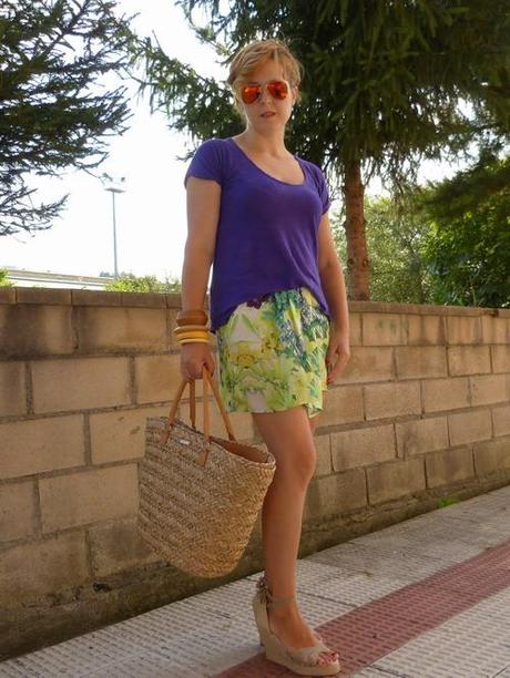 Look con falda de estampado tropical, camiseta morada y capazo de mimbre Look con falda de flores, camiseta morada y capazo de mimbre (1)
