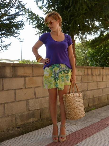 Look con falda de estampado tropical, camiseta morada y capazo de mimbre Look con falda de flores, camiseta morada y capazo de mimbre (1)